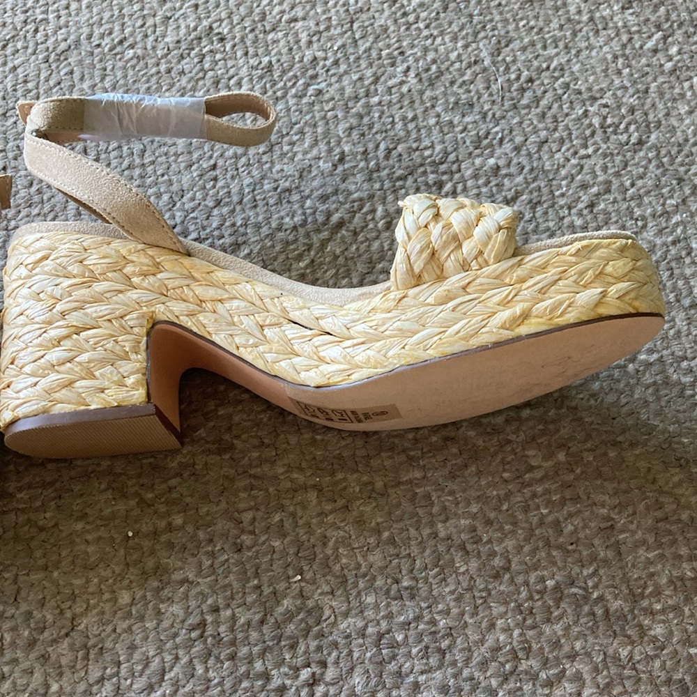 Scoop Women's Raffia Platform Sandals, Size 10
3.5'' block heel, NWOT - Picture 2 of 3